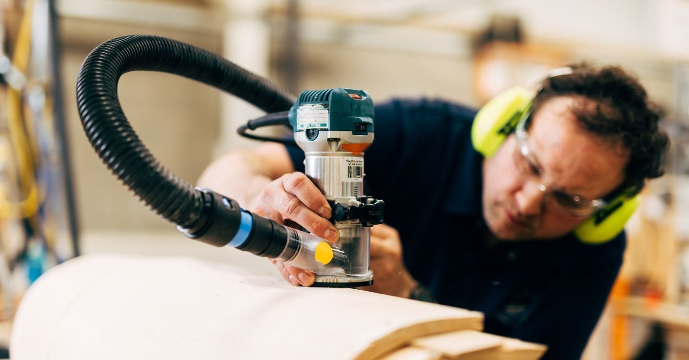 Beam on tool dust extraction system