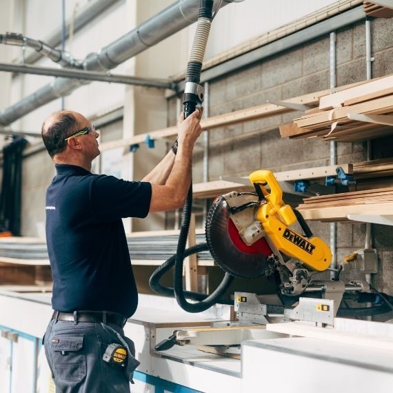On tool dust extraction system