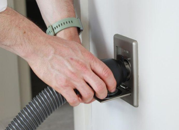 Standard central vacuum hose in inlet